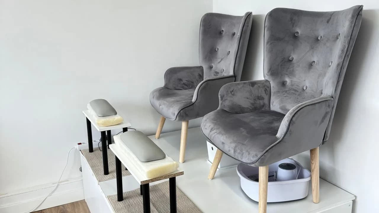 Cadeirões de pedicure em veludo cinzento, com apoios de pés